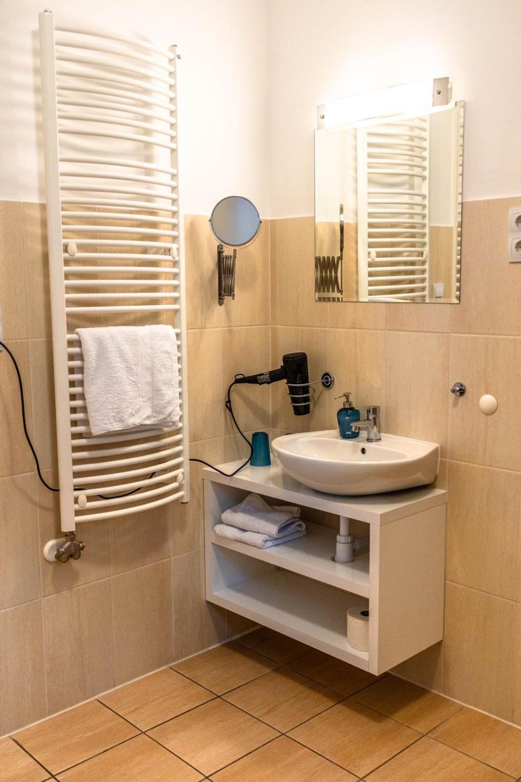 Orchidea Apartman โมชนมายารูวาร์ ภายนอก รูปภาพ
